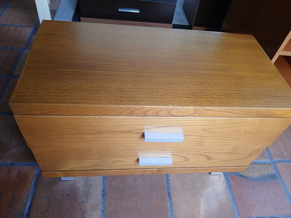 Mesa cabeceira, nova, em madeira castanho