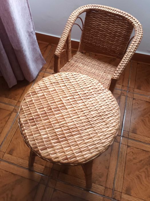 Mesa e cadeira de vimes para criança