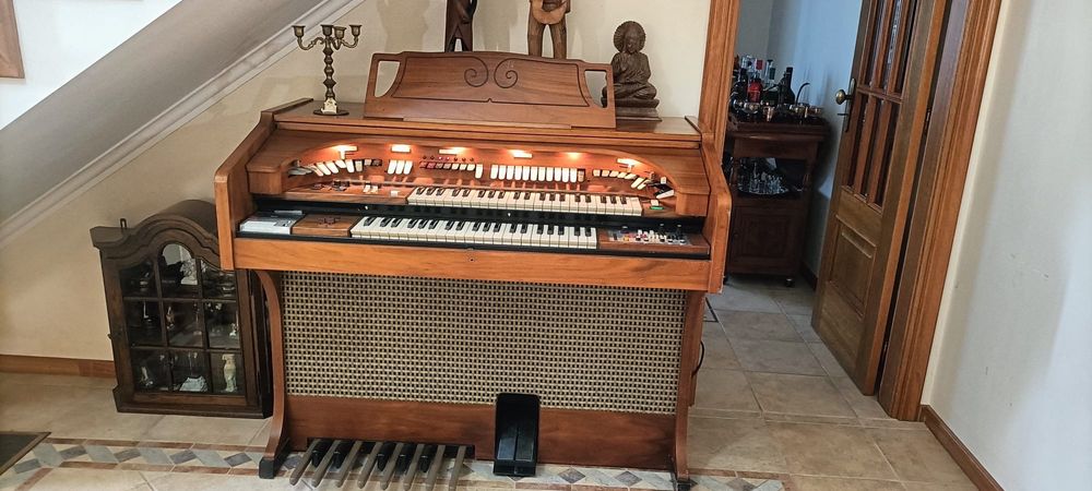 Orgão eletrico a funcionar bem,preco negociavel