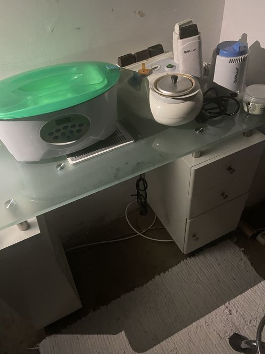 Mesa de manicure c/ aspiraçaõe e tampo em vidro foscoe alguns acessorios de estetica   incluido