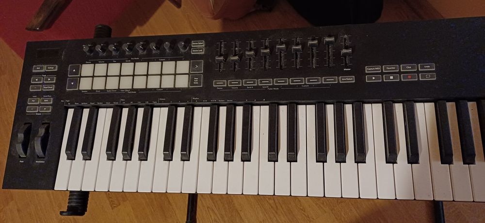 Launchkey 61 novation klawisze MIDI