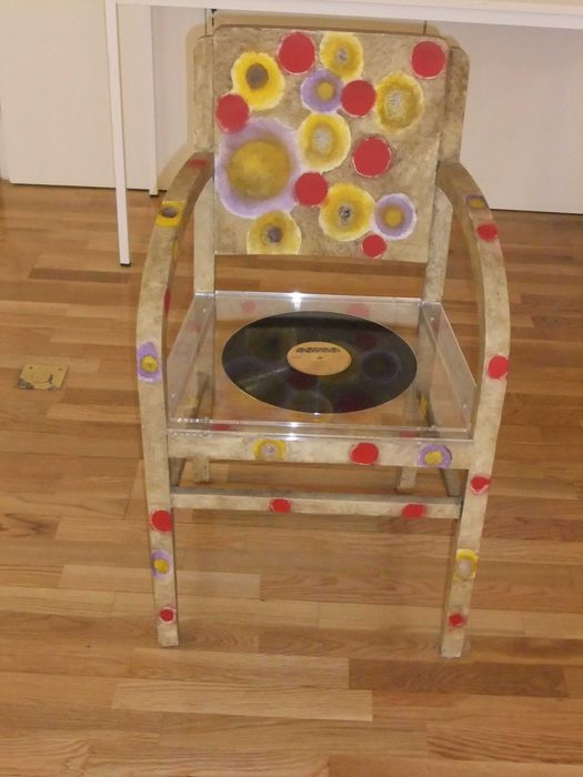 Cadeira em estilo arte Déco e estilo "Pop Art" (na decoração).