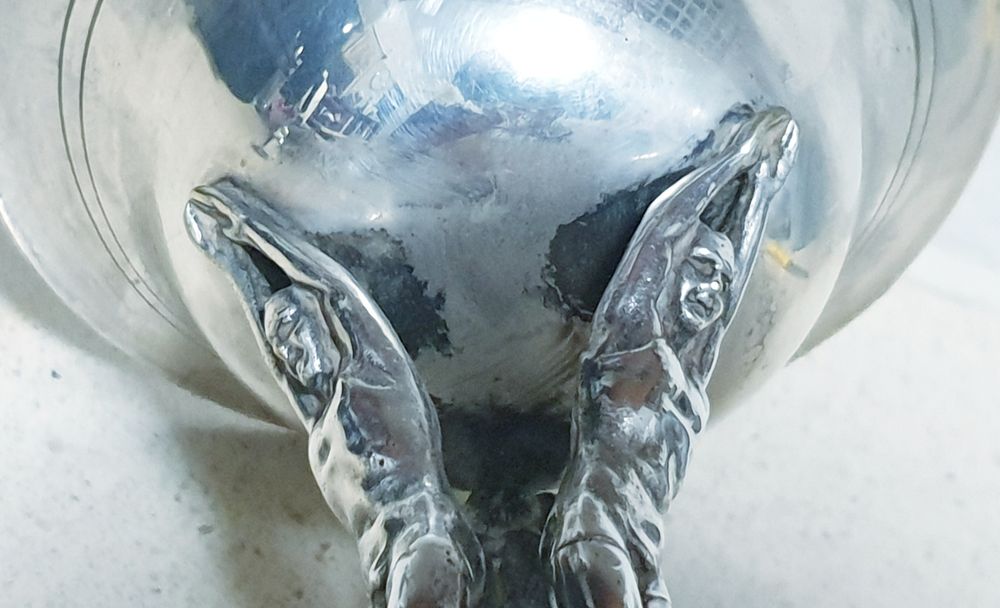 Antiga taça - troféu figurativo de desporto em casquinha