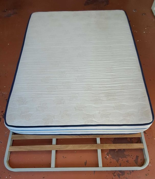 Conjunto de colchão e estrado