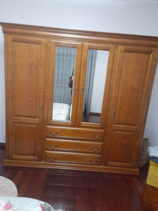 Roupeiro em cerejeira com 4 portas