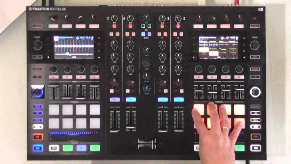 NI Traktor Kontrol S8 - Controlador DJ PRO + Hardcase + 3 Extras