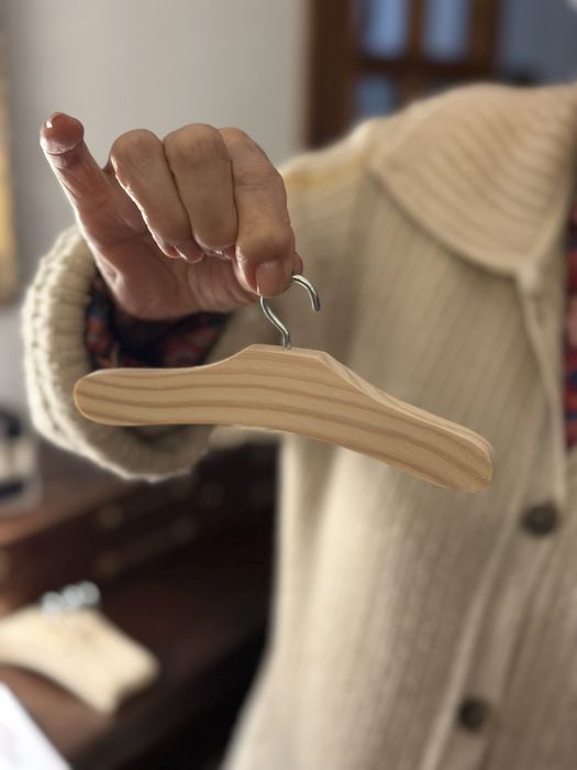 Conjunto ou pack de 6 minis cabides — cabides em miniatura em madeira para roupa de bonecos