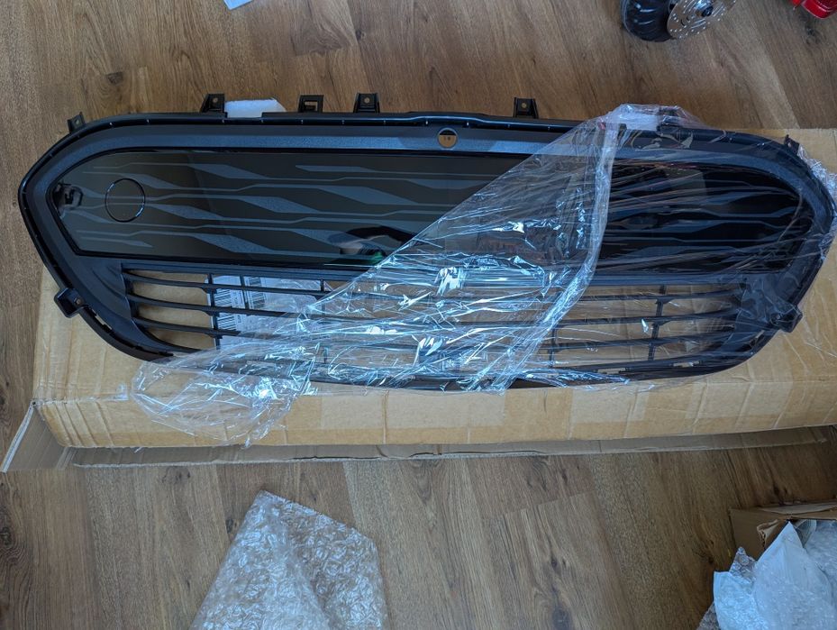Решітка радіатора Chevrolet Bolt EV 17-19 Premier під камеру 42497937