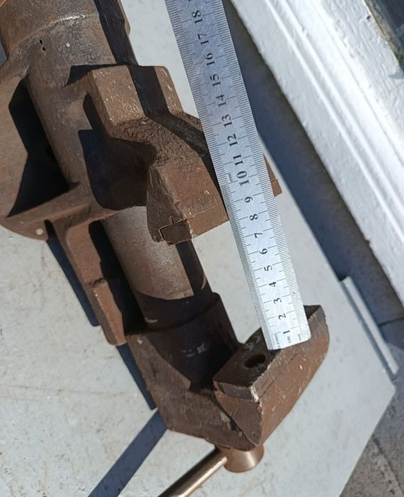 тиски слесарные 80 мм тиски  СССР