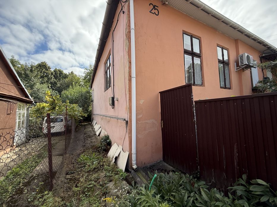 Квартира в будинку з окремим входом