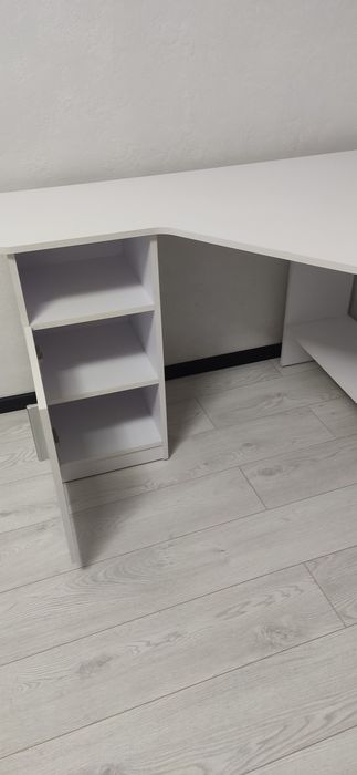 Кутовий стіл білого кольору.