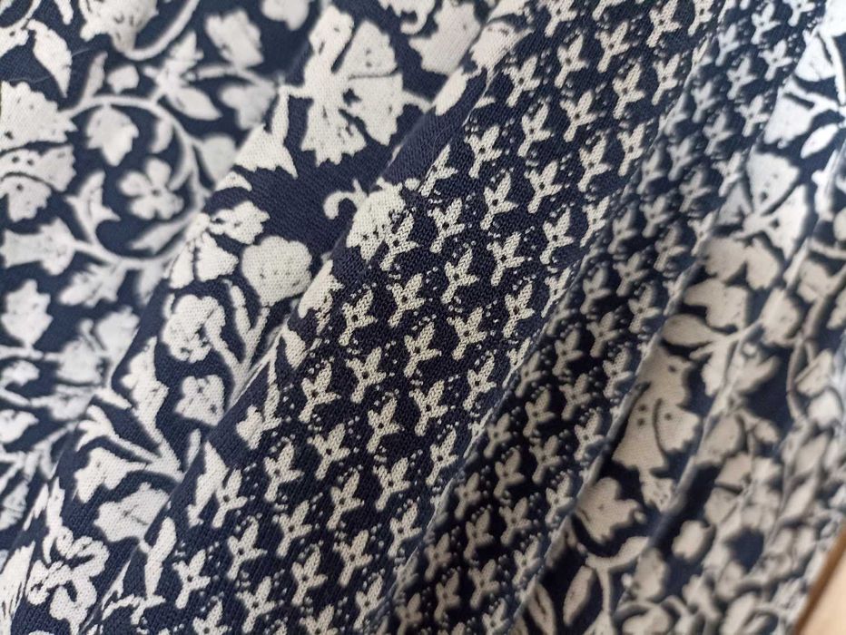 Sukienka maxi Fat Face biało granatowa kwiaty ornament