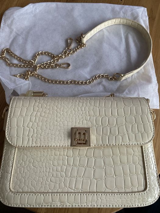 MONNARI lakierowany kuferek, torebka