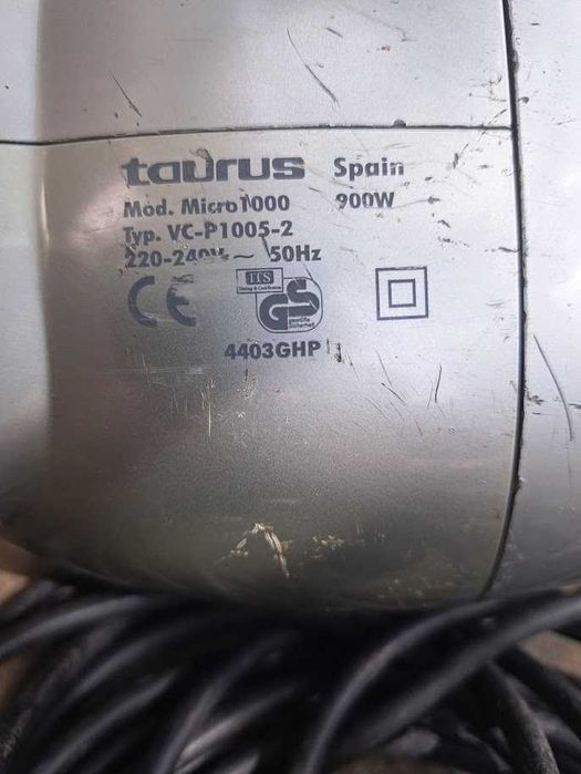 Pequeno aspirador TAURUS de 900W