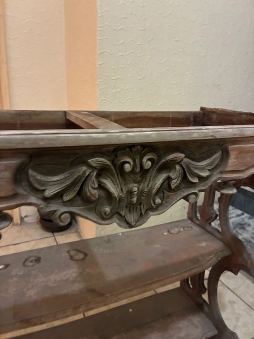 Mesa de madeira esculpida à mão