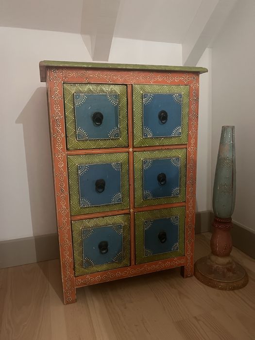 Conjunto de moveis em madeira maciça e pintados à mão