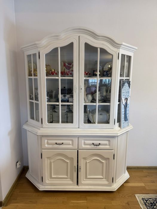 Elegancka biała witryna