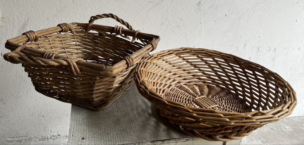 Dwa koszyki wiklinowe