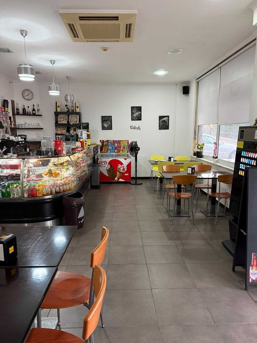 Vende-se Loja Comercial com Café/Snack-Bar em Funcionamento e Licença de Restauração e Bebidas