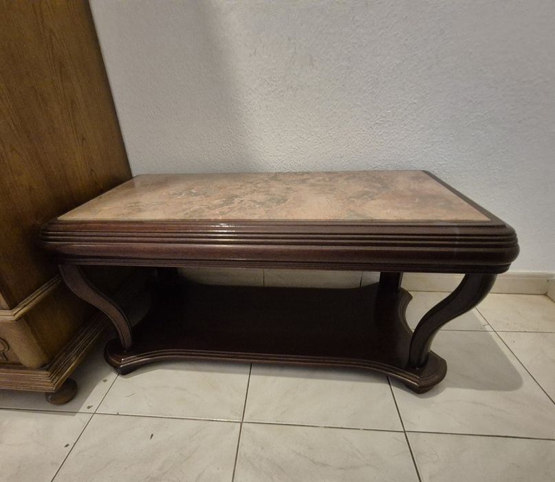 Mesa de centro em madeira com tampo em pedra — elegante e robusta