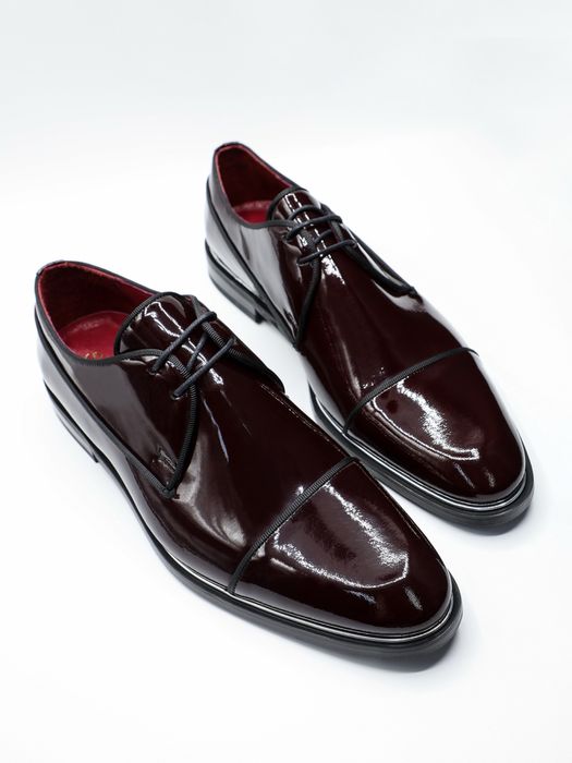 Blazer bordô e sapatos em conjunto