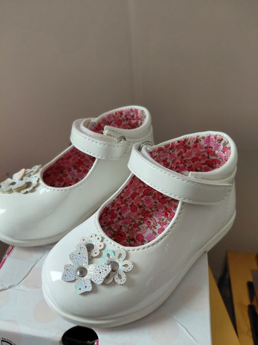 Нові дитячі туфельки