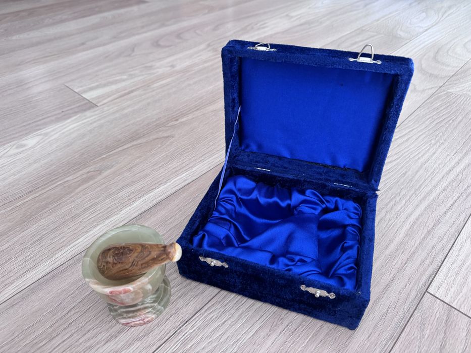 Moździec z kamienia naturalnego w eleganckim pudełku