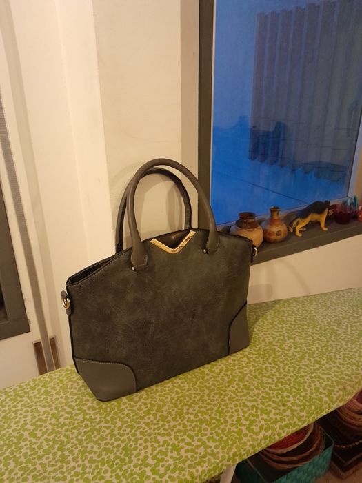 Vendo Mala de Senhora muito bonita como nova