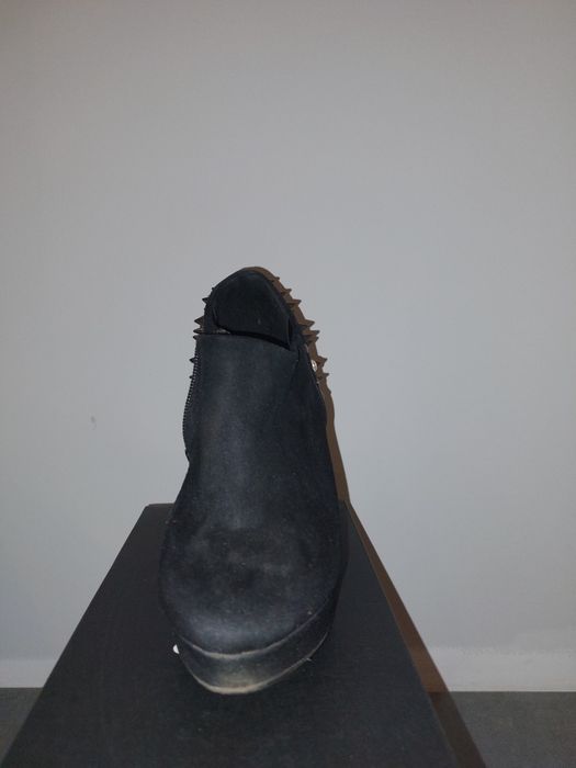 Buty na obcasie.