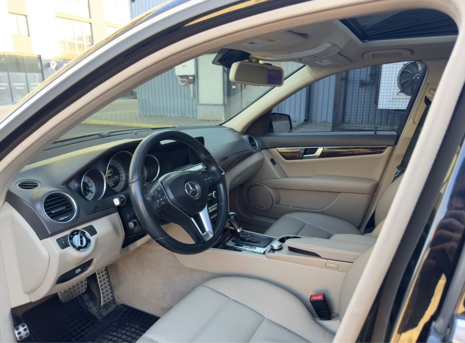 Mercedes-Benz C-Class 2014 VIN WDDGF8AB9EA945872 фото оголошення 8 з 19