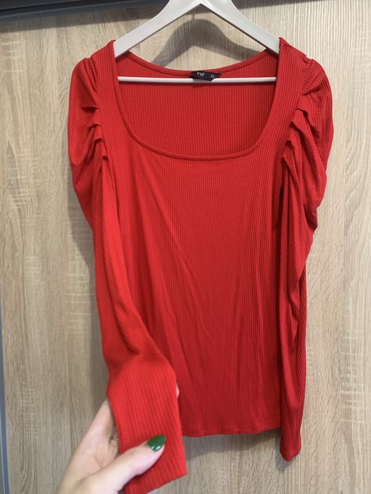 Жіноча червона кофтинка