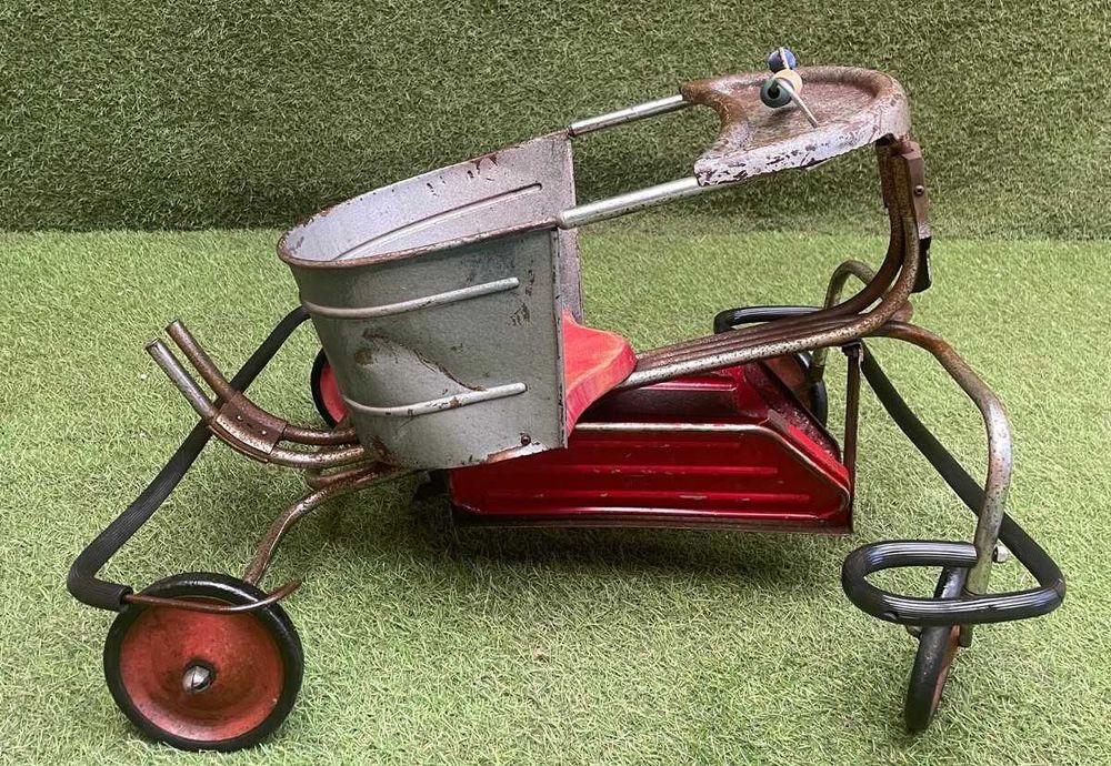 Triciclo de criança de metal com assento de madeira