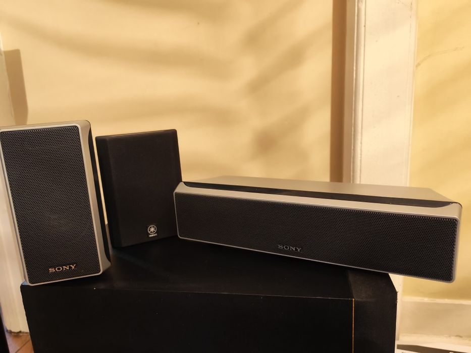 Amplificador Yamaha com subwoofer e suportes com coluna s traseiras