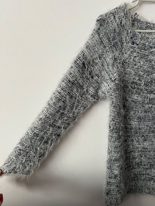Puszysty szary sweter