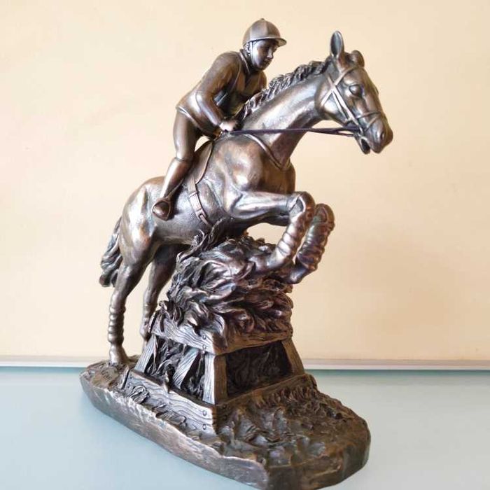 Kolekcjonerska figurka dżokeja na koniu  z sygnaturą 2002 Rosa