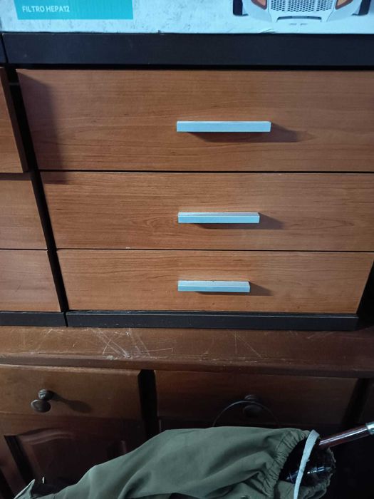 2 cómodas e 2 mesas de cabeceira como novas