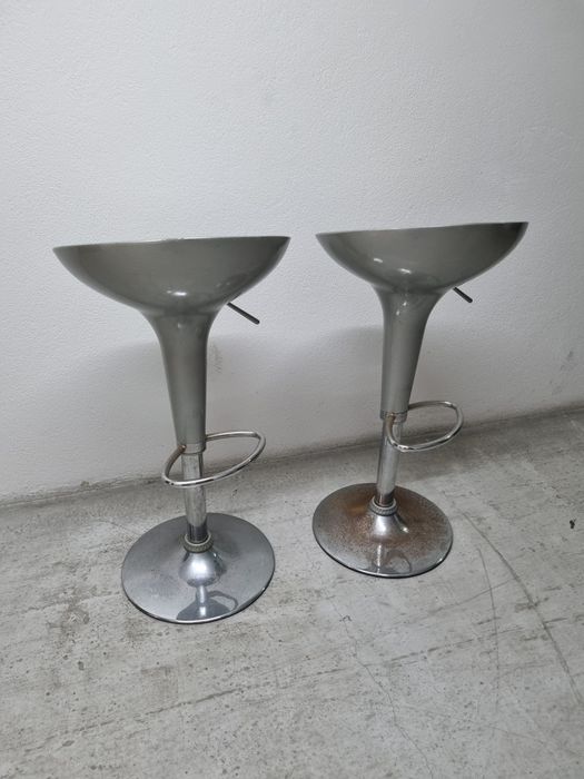 Comjunto de mesa e 2 cadeiras altas de bar