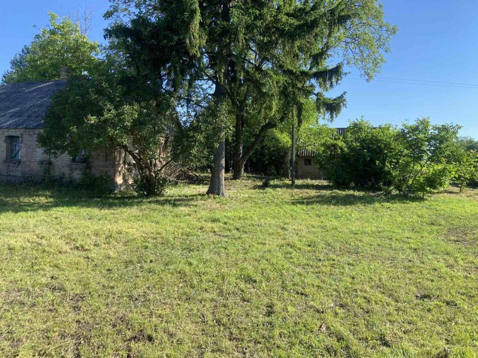 Продаж ділянки з будинком під реконструкцію