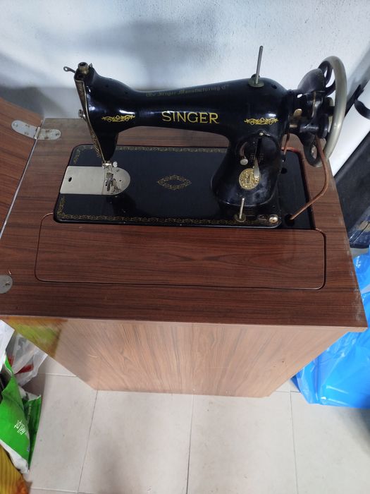 Maquina de cozer Singer antiga com móvel completo