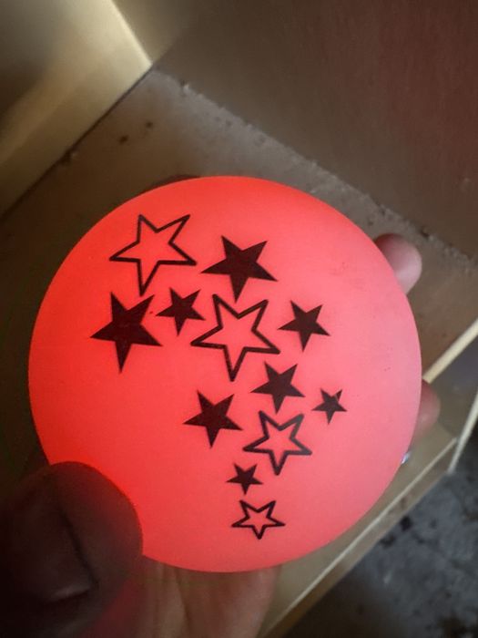 luminária de mesa em formato de globo com um design de estrelas pretas. Com publicidade a dentaleader