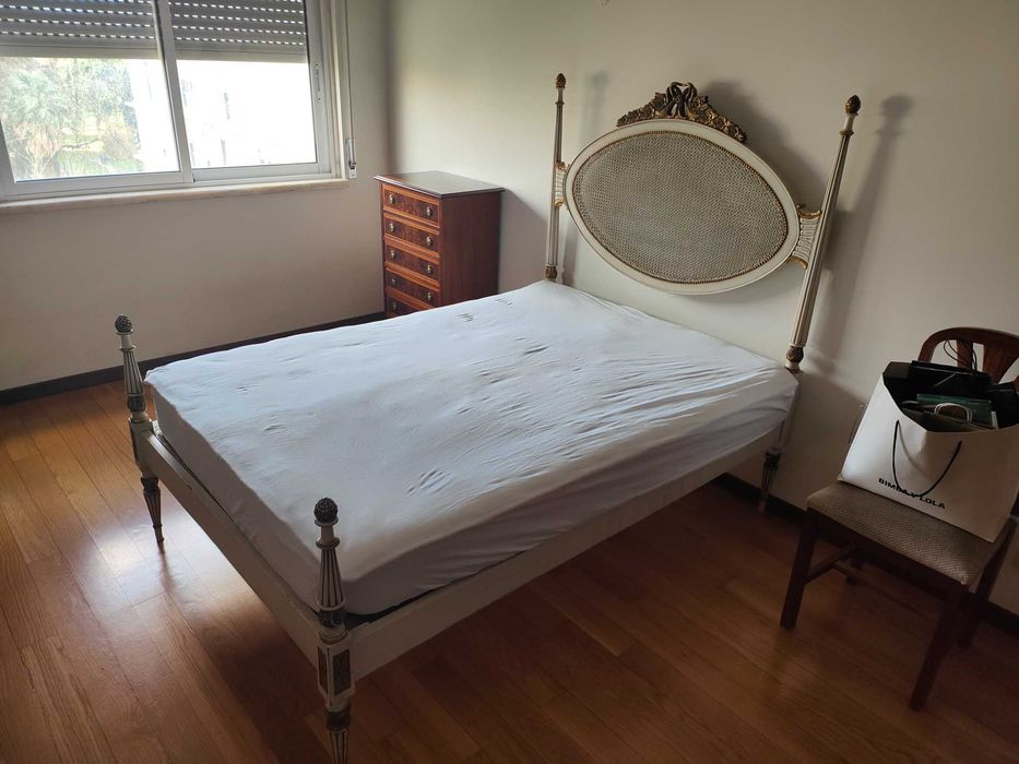 Cama single em madeira.