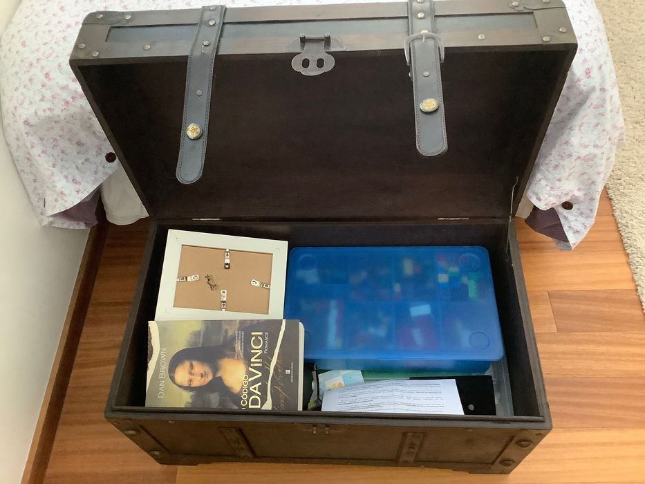 Baú em madeira , com fechos em pele