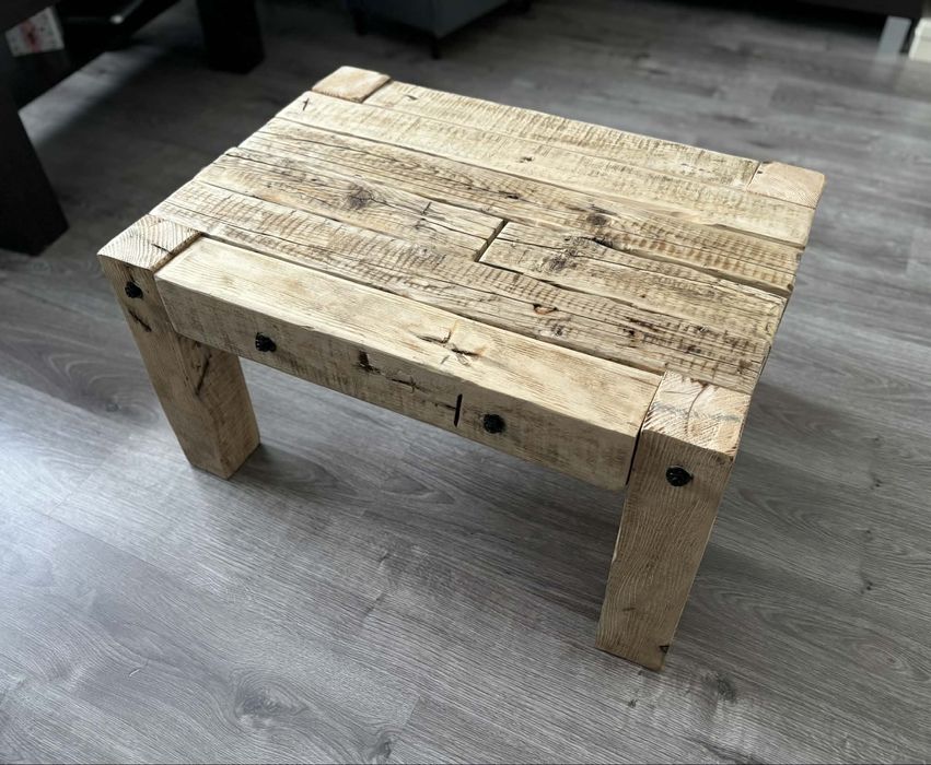 Stolik kawowy ze starego drewna / stare belki