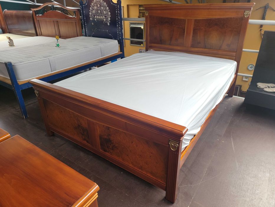 Excelente cama em madeira com estrado e colchão - Muito bom