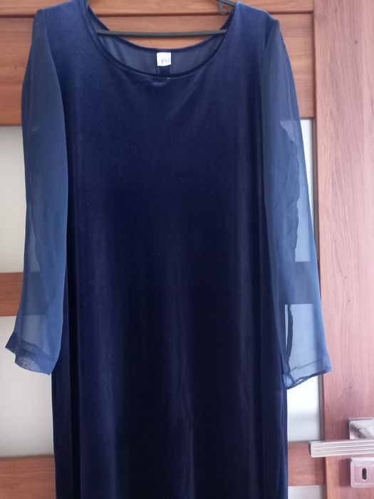 Granatowa sukienka z aksamitu 48