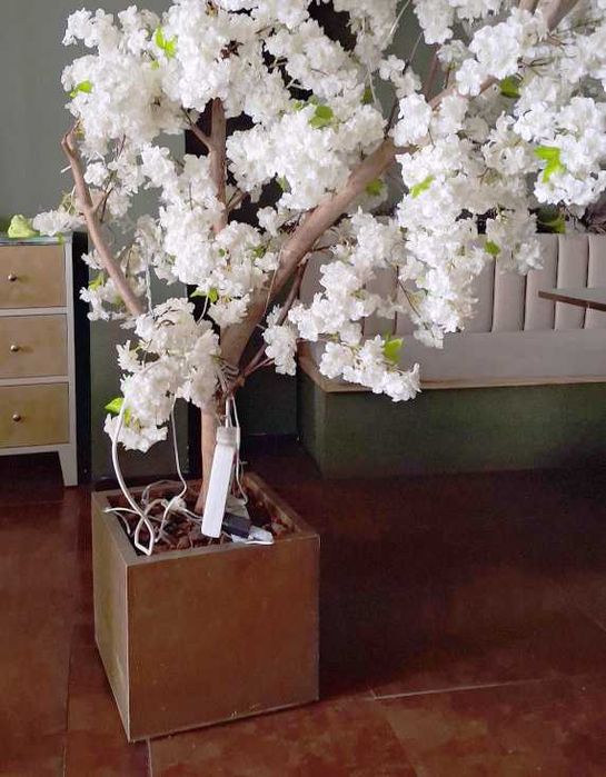 Árvore decorativa com flores artificiais - 2.70m