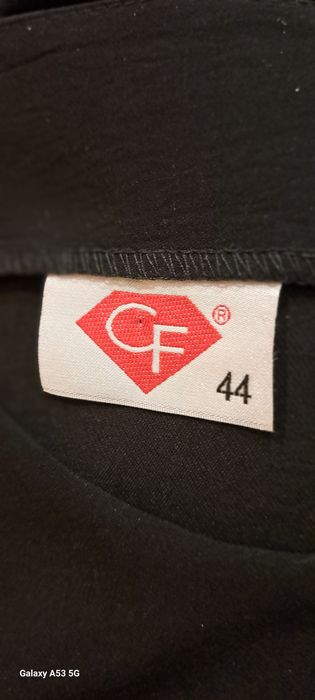 Bluzka damska, czarna, z krótkim rękawem.