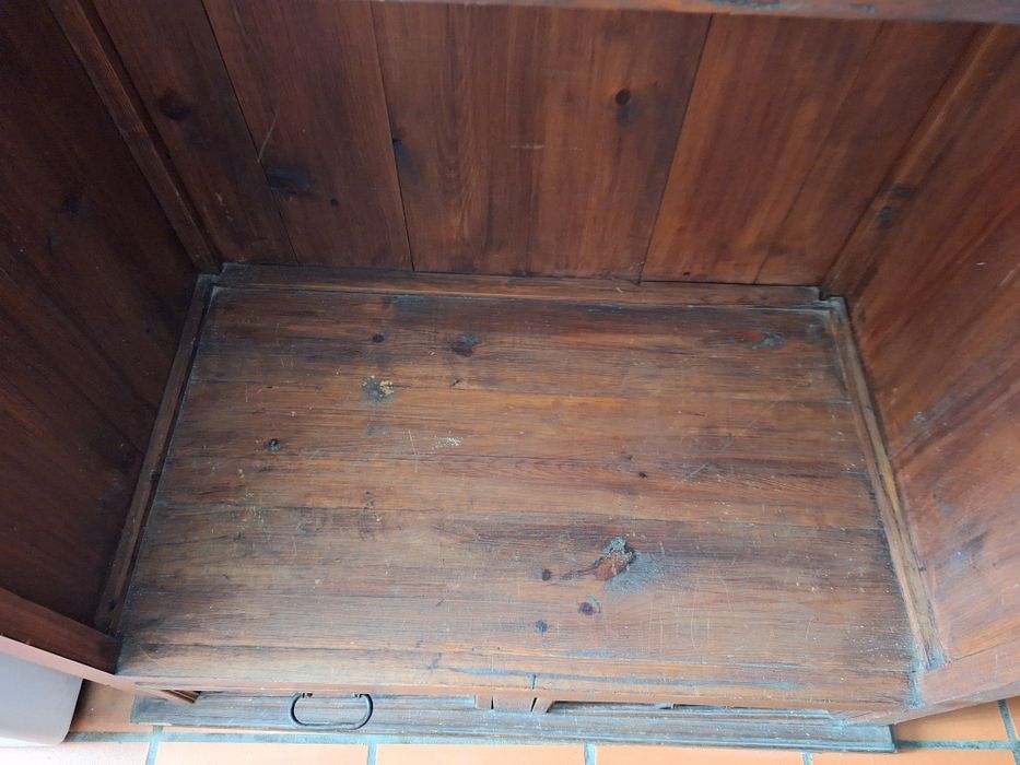 Armário em madeira natural.