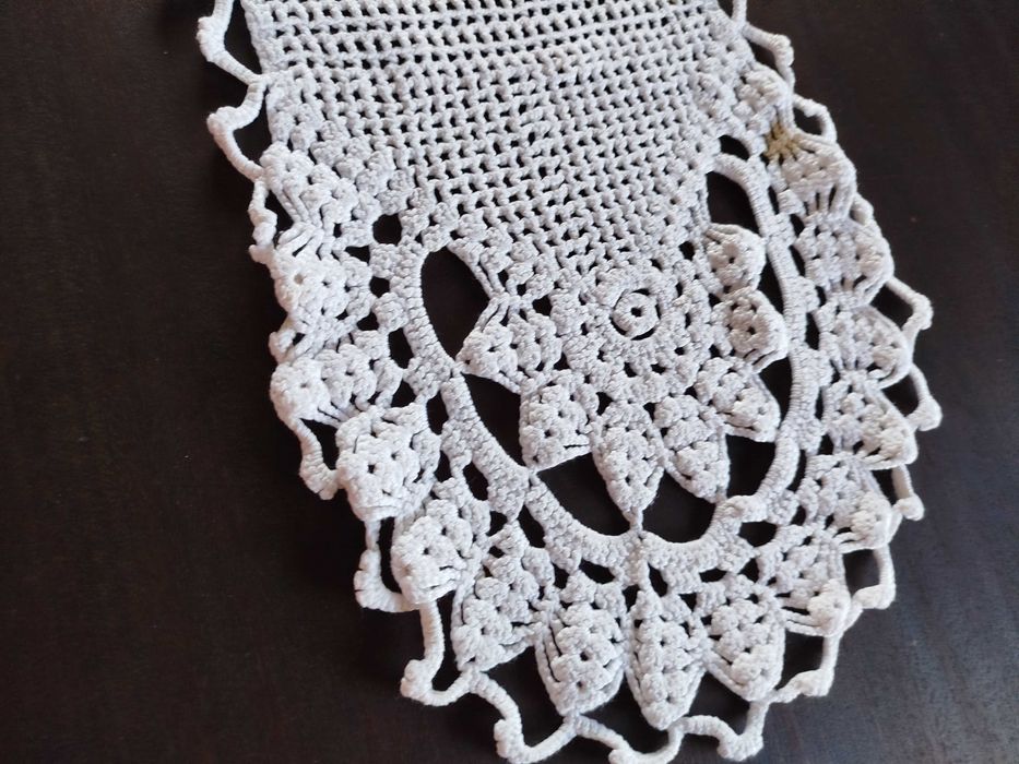 Um pano retangular grande de mesa em crochê