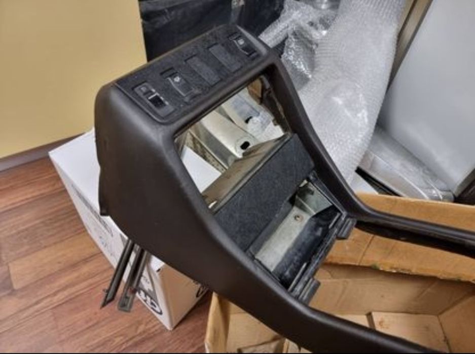 Consola castanha Mercedes W123